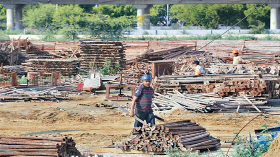 The green tribunal in its April 7 order had asked construction firms to provide masks to labourers. (Photo: Ramesh Sharma) The green tribunal in its April 7 order had asked construction firms to provide masks to labourers. (Photo: Ramesh Sharma)