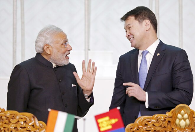 Mongolia's Prime Minister Chimediin Saikhanbileg (R) talks to India's Prime Minister Narendra Modi as they attend a signing ceremony at the national parliament building in Ulan Bator, Mongolia, May 17, 2015. (Photo: Reuters)