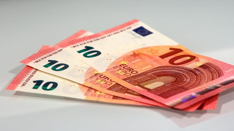 Greece contagion sweeps euro zone bond markets, hits shares Greece contagion sweeps euro zone bond markets, hits shares