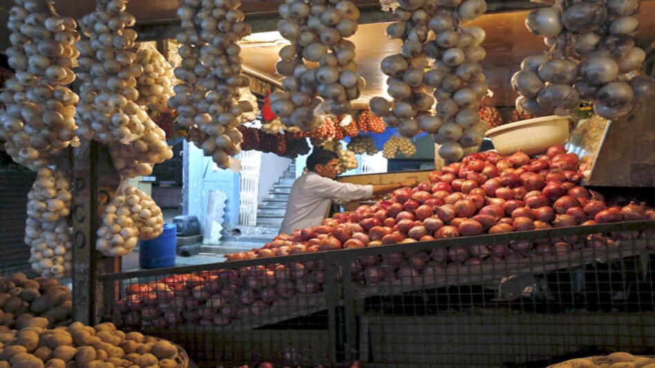 Govt okays bids for 1k tonnes of onion import, to buy 10K tonnes more Govt okays bids for 1k tonnes of onion import, to buy 10K tonnes more