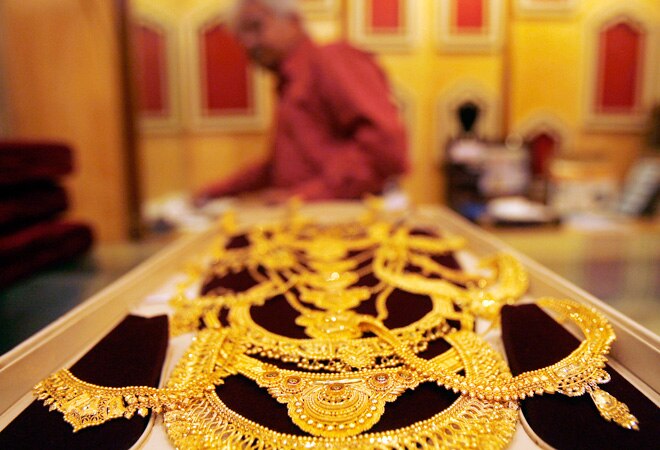 Gold price falls by Rs 175 on sluggish demand, global cues
