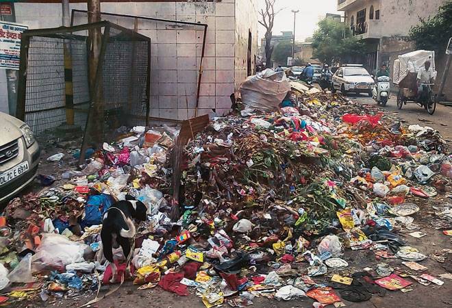 MCD sanitation workers continue strike, may face action MCD sanitation workers continue strike, may face action