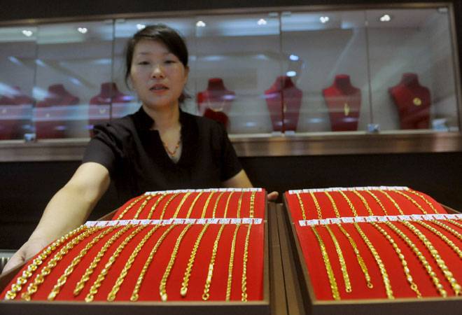 Gold price hits 1-month low on weak global cues