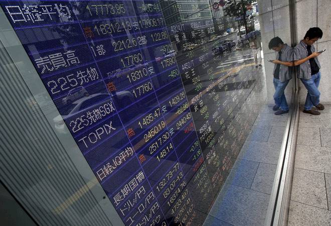 Asian stocks at 3-week lows on oil drop; US Fed meet eyed