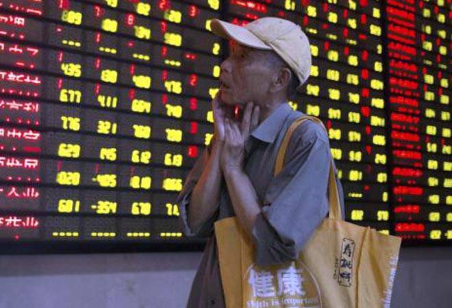 China stocks slump 7% on opening day of 2016, trading halted for first time