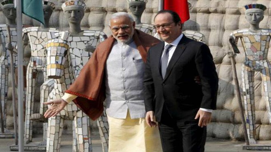 French President Francois Hollande (R) with Prime Minister Narendra Modi (Photo: Reuters) French President Francois Hollande (R) with Prime Minister Narendra Modi (Photo: Reuters)