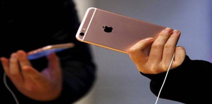 Apple Inc is expected to cut production of its latest iPhone models by about 30 per cent in the January-March quarter. (Photo: Reuters) Apple Inc is expected to cut production of its latest iPhone models by about 30 per cent in the January-March quarter. (Photo: Reuters)