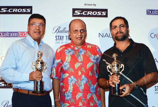 Nipun Singhal of LLOYD with winners Jayen Ramesh Shah (L) and Paras Shah (R) Nipun Singhal of LLOYD with winners Jayen Ramesh Shah (L) and Paras Shah (R)