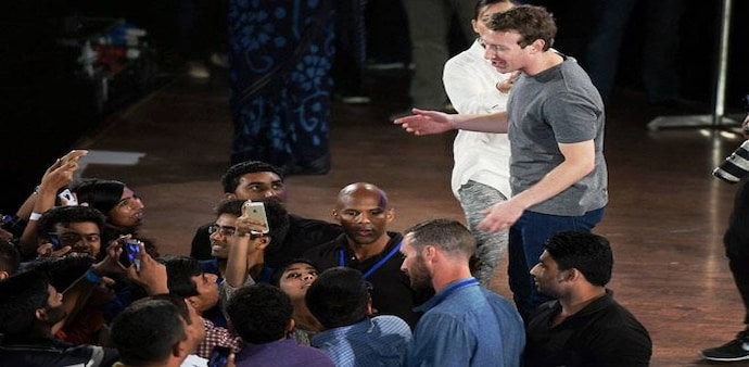 Facebook CEO Mark Zuckerberg (R) with wife Priscilla Chan (Photo: Reuters) Facebook CEO Mark Zuckerberg (R) with wife Priscilla Chan (Photo: Reuters)