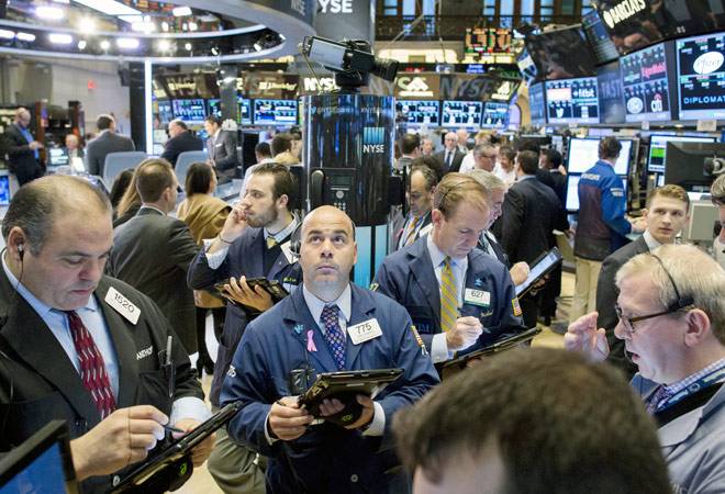 Banks sell off but Wall Street ends far from lows