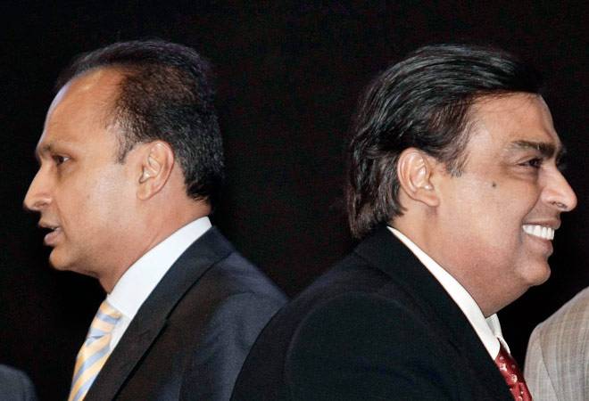Mukesh Ambani (R), chairman of Reliance Industries, and his brother Anil Ambani, chairman of Reliance Group (Photo: Reuters) Mukesh Ambani (R), chairman of Reliance Industries, and his brother Anil Ambani, chairman of Reliance Group (Photo: Reuters)