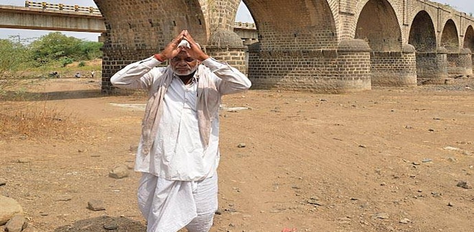 An old man praying on the dry bed of the Sindphana river (Photographs by: Milind Shelte) An old man praying on the dry bed of the Sindphana river (Photographs by: Milind Shelte)