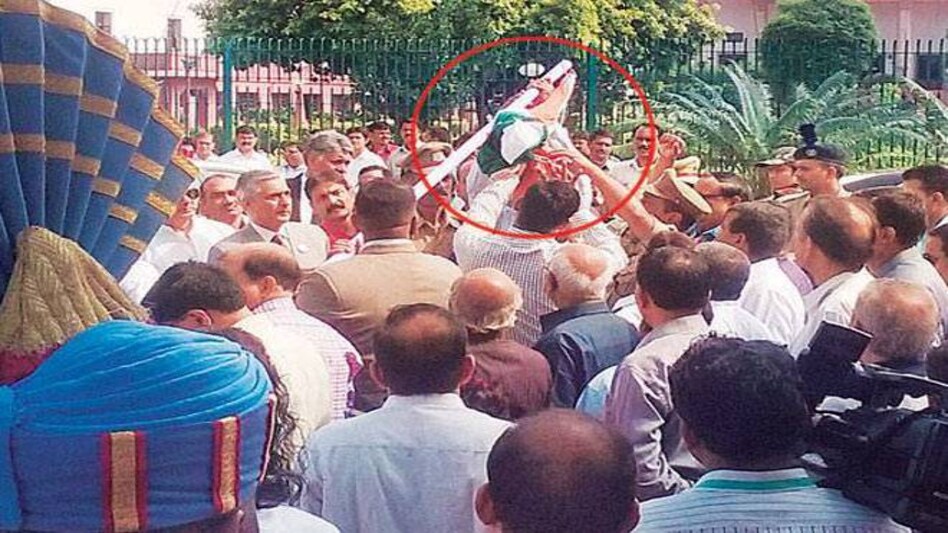 The Tricolour being hoisted by Chief Justice TS Thakur suddenly fell down after it almost reached the top even as others looked on The Tricolour being hoisted by Chief Justice TS Thakur suddenly fell down after it almost reached the top even as others looked on