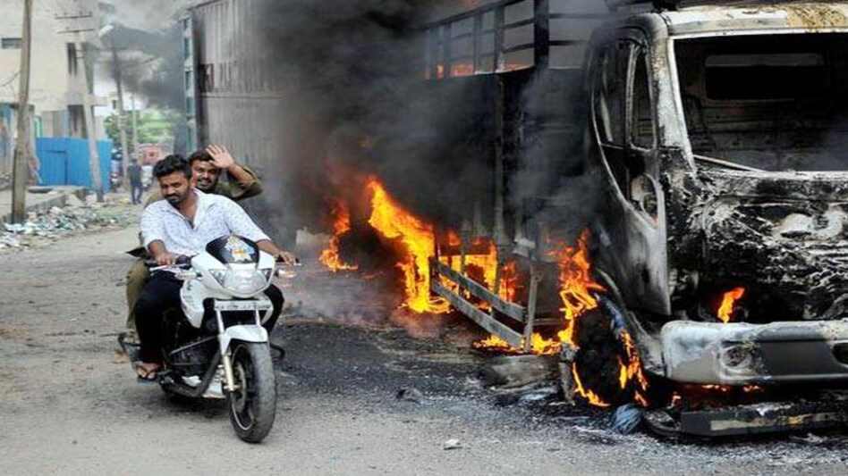 Tamil Nadu bandh: Protesters block road, rail services Tamil Nadu bandh: Protesters block road, rail services