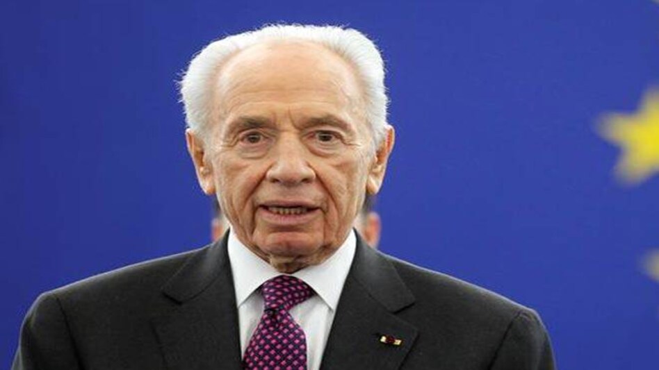 Presidents Shimon Peres of Israel, left, Abdullah Gul of Turkey, center, and President of the Palestinian Authority Mahmoud Abbas try to reach hands as they pose for cameras after their meeting in Ankara. Presidents Shimon Peres of Israel, left, Abdullah Gul of Turkey, center, and President of the Palestinian Authority Mahmoud Abbas try to reach hands as they pose for cameras after their meeting in Ankara.