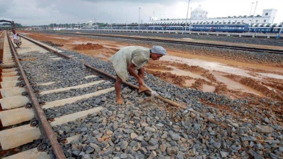 India may seek $7.5 billion in extra spending to spur growth India may seek $7.5 billion in extra spending to spur growth