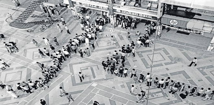 PEOPLE LINING UP BEFORE BANKS AT NEHRU PLACE (Photo: PARVEEN NEGI) PEOPLE LINING UP BEFORE BANKS AT NEHRU PLACE (Photo: PARVEEN NEGI)