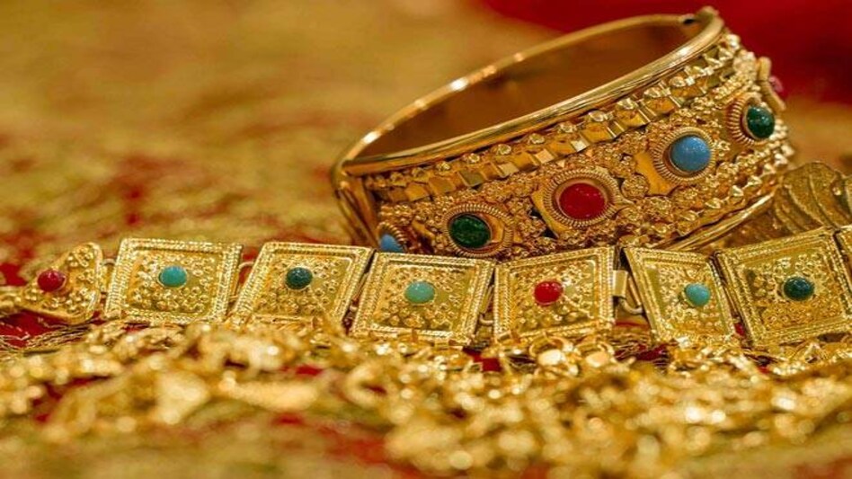 Chennai: I-T dept seizes Rs 10 cr cash, 6 kg gold jewellery Chennai: I-T dept seizes Rs 10 cr cash, 6 kg gold jewellery