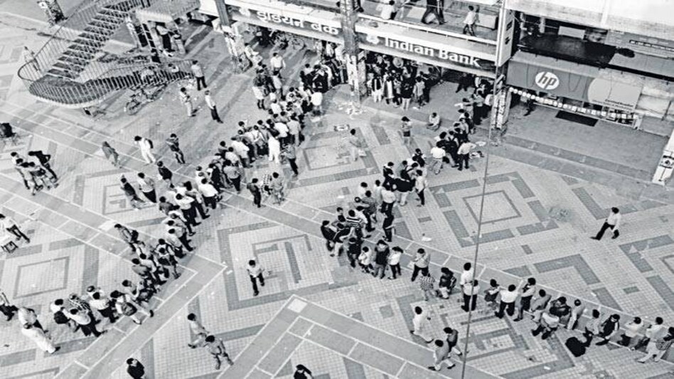 Demonetisation: Banks struggle to disburse cash on Pay Day, ATMs run dry Demonetisation: Banks struggle to disburse cash on Pay Day, ATMs run dry