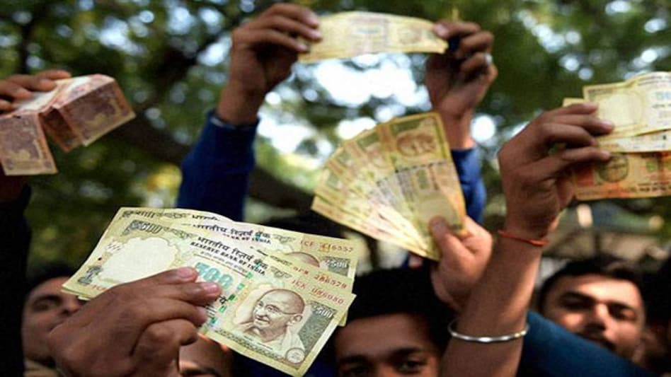 People showing notes outside the RBI as they could not exchange their old currency notes in New Delhi. (PTI) People showing notes outside the RBI as they could not exchange their old currency notes in New Delhi. (PTI)