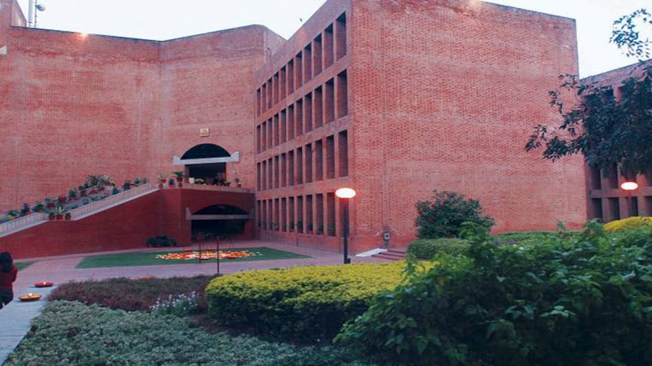 Amazon top recruiter at IIM-Ahmedabad, makes 18 job offers Amazon top recruiter at IIM-Ahmedabad, makes 18 job offers