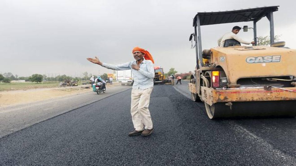 Nitin Gadkari keen to achieve 40 km a day road construction target Nitin Gadkari keen to achieve 40 km a day road construction target