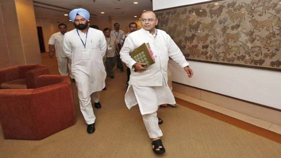 7th Pay Commission: Ashok Lavasa committee on allowances submits report to Arun Jaitley 7th Pay Commission: Ashok Lavasa committee on allowances submits report to Arun Jaitley