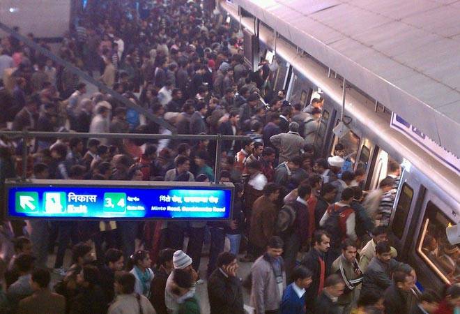Delhi Metro: Thousands stranded in rush hour after wire snag