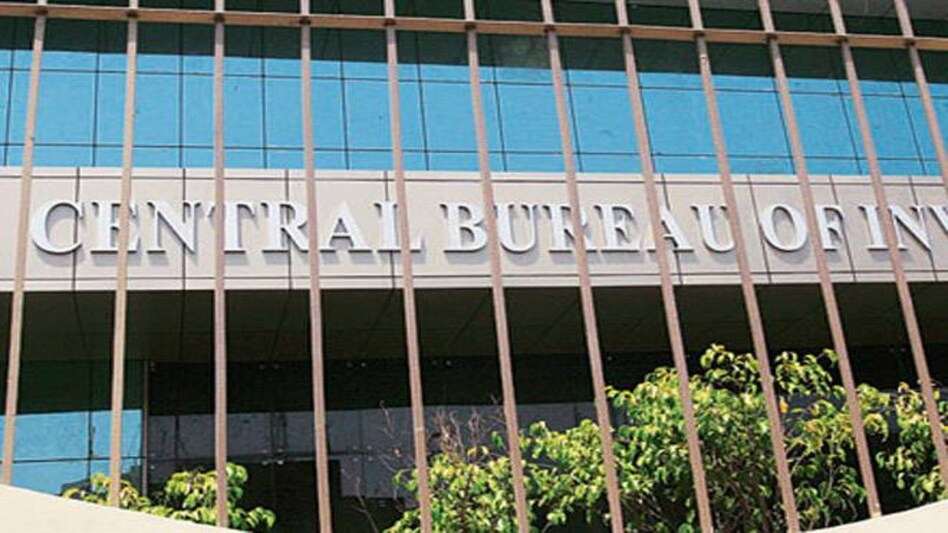 CBI recovers Rs 3.5 crore cash, 5 kg gold from I-T official CBI recovers Rs 3.5 crore cash, 5 kg gold from I-T official