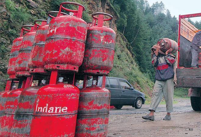 Government orders LPG prices to be hiked by Rs 4 per month