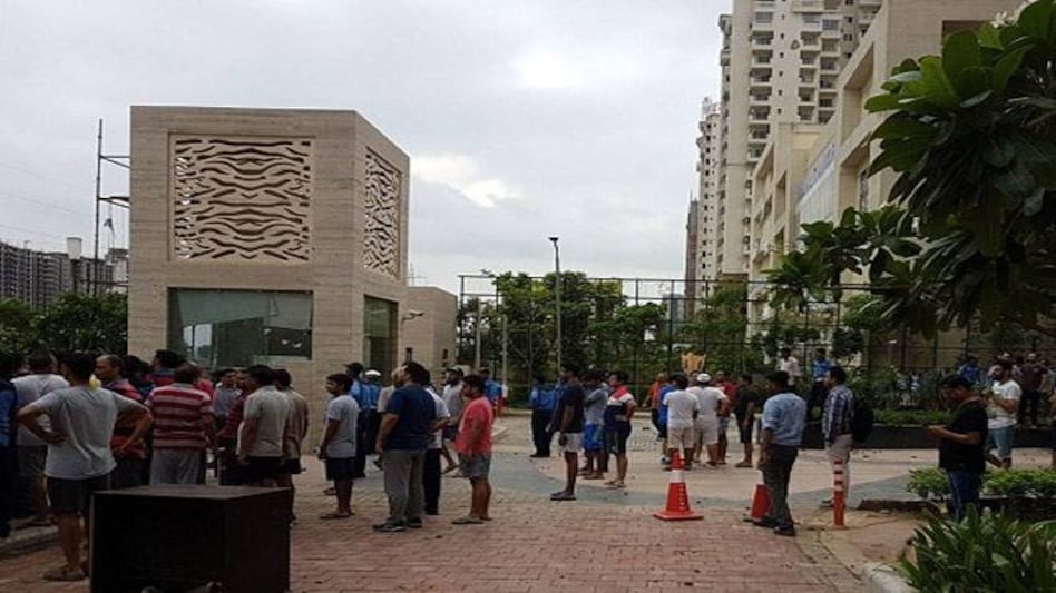 Mob attacks a residential society in Noida after maid is allegedly beaten up Mob attacks a residential society in Noida after maid is allegedly beaten up