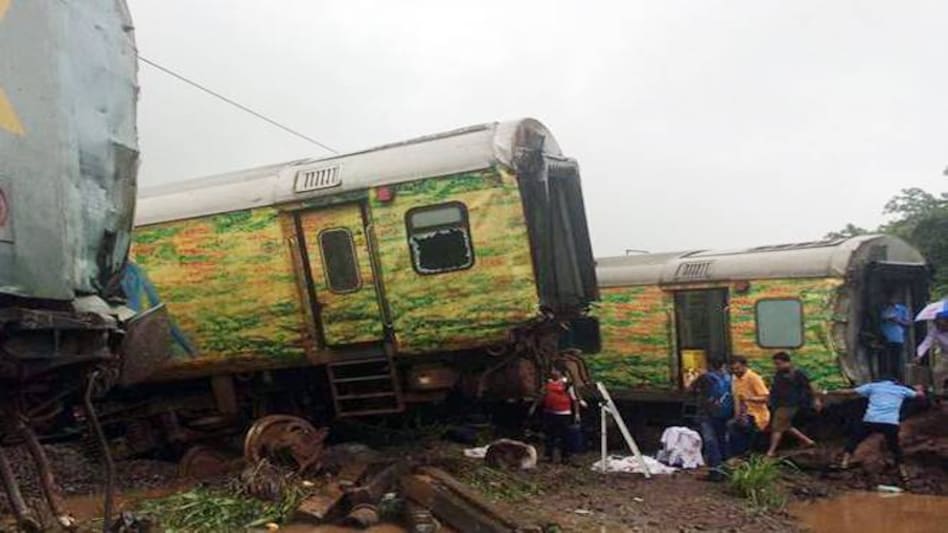 Six coaches of Duronto express derails in Maharashtra, no casualties reported Six coaches of Duronto express derails in Maharashtra, no casualties reported