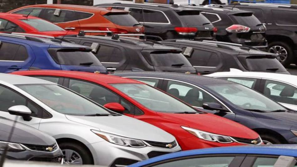 Centre advances BS-VI fuel rollout to April 2018 after Delhi becomes 'gas chamber', carmakers say not 'feasible' Centre advances BS-VI fuel rollout to April 2018 after Delhi becomes 'gas chamber', carmakers say not 'feasible'