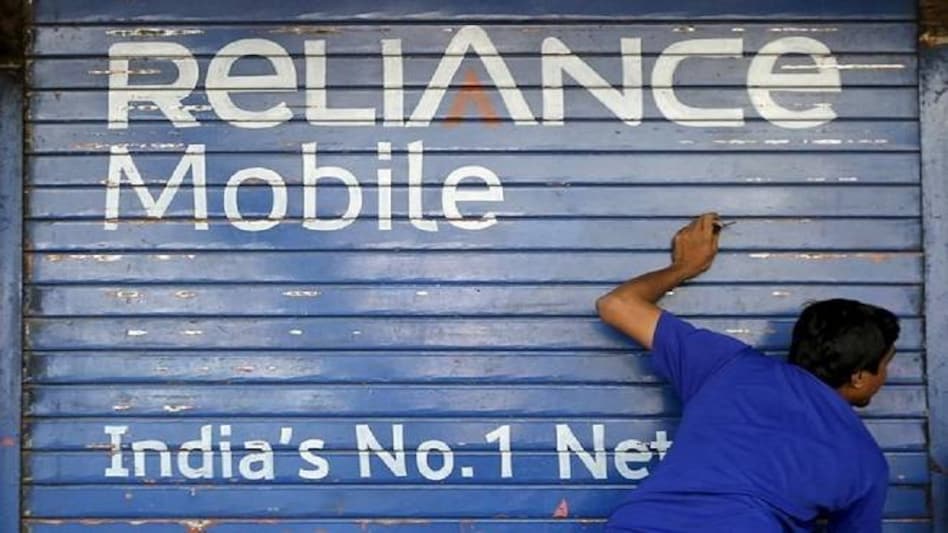 Reliance Communications records Q2 loss at Rs 2,709 cr, income declined by 48% Reliance Communications records Q2 loss at Rs 2,709 cr, income declined by 48%