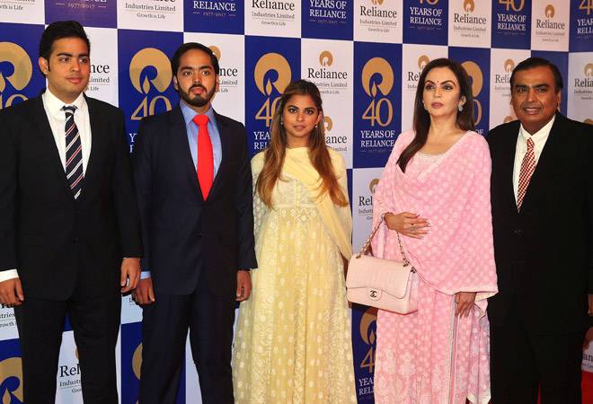 RIL family pays tributes to Dhirubhai on glitzy evening