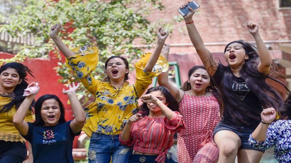 CBSE Class 12 results 2018: Meghna Srivastava tops with 99.8%, Trivandrum gets highest pass percentage CBSE Class 12 results 2018: Meghna Srivastava tops with 99.8%, Trivandrum gets highest pass percentage