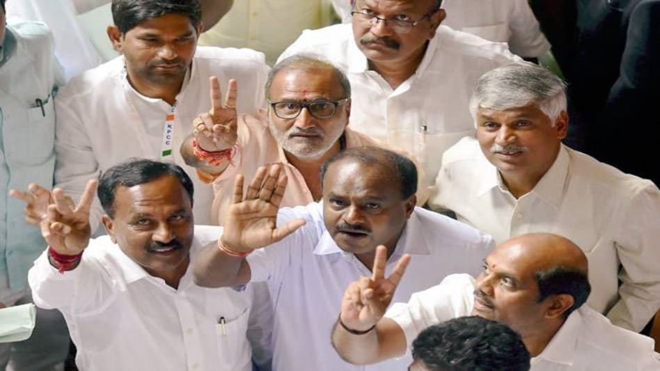 Karnataka floor test LIVE: Kumaraswamy to take oath as CM on Monday; Mamata, Oppn leaders invited Karnataka floor test LIVE: Kumaraswamy to take oath as CM on Monday; Mamata, Oppn leaders invited