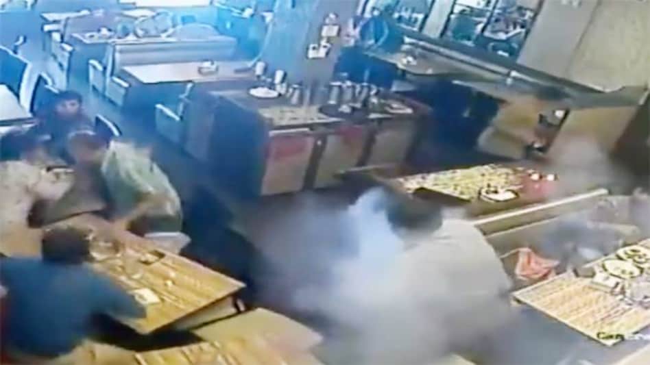 WATCH: Mobile phone explodes in man's pocket at Mumbai restaurant; taken to hospital WATCH: Mobile phone explodes in man's pocket at Mumbai restaurant; taken to hospital