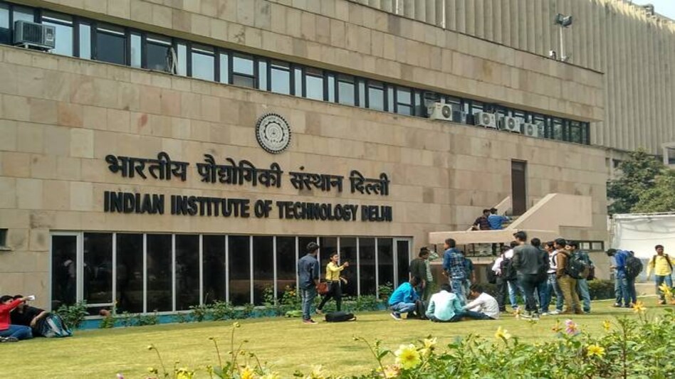 Jobs in e-commerce! Flipkart, Amazon rush to hire talent from IITs, IIMs Jobs in e-commerce! Flipkart, Amazon rush to hire talent from IITs, IIMs