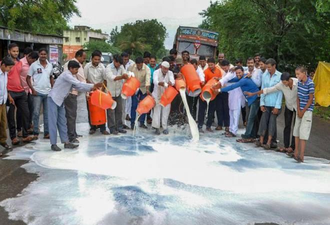 Maharashtra govt fixes milk procurement rate at Rs 25 per litre