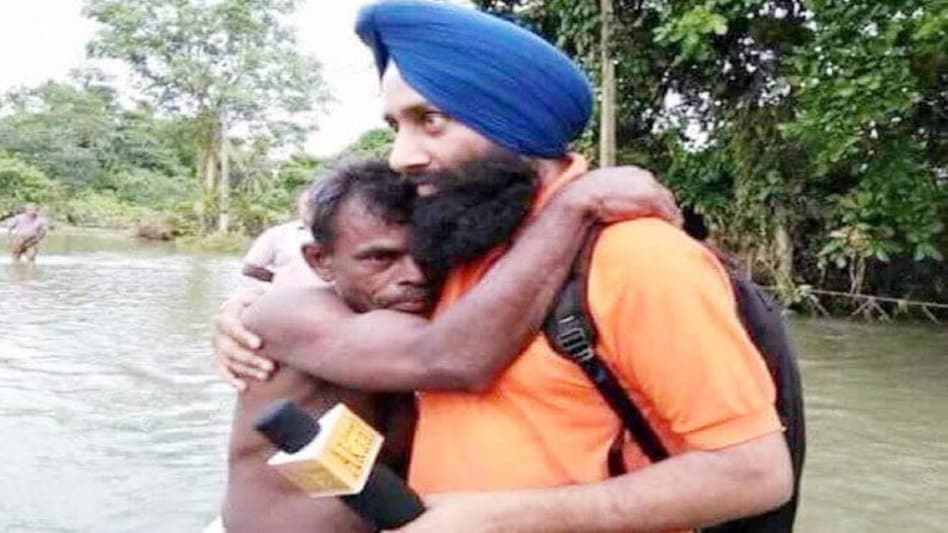 Kerala floods: Anand Mahindra shares heart-warming picture, calls it 'incredible India' Kerala floods: Anand Mahindra shares heart-warming picture, calls it 'incredible India'