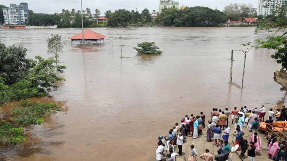 UAE donates Rs 700 crore to aid relief efforts in Kerala UAE donates Rs 700 crore to aid relief efforts in Kerala