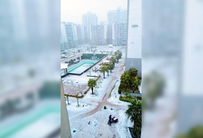 Delhi weather: NCR hit by heavy rain and hailstorm, air quality improves Delhi weather: NCR hit by heavy rain and hailstorm, air quality improves