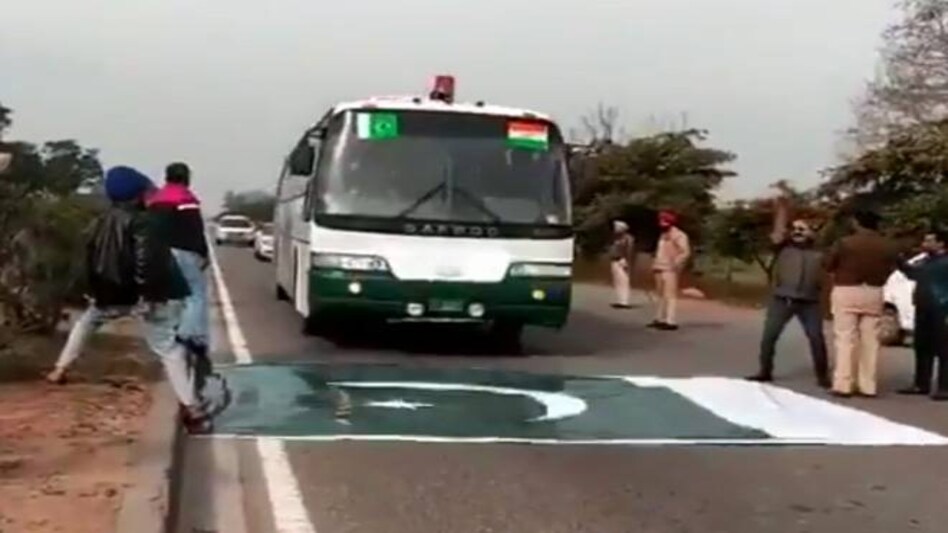 Pulwama terror attack: Protests near Amritsar/Ravinder Singh Robin Pulwama terror attack: Protests near Amritsar/Ravinder Singh Robin