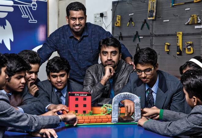 SRJNA co-founders Vivek Pathak (standing) and Sharad Bansal (in the middle) with students of Indirapuram Public School, Ghaziabad (Photograph by Midhun Vijayan) SRJNA co-founders Vivek Pathak (standing) and Sharad Bansal (in the middle) with students of Indirapuram Public School, Ghaziabad (Photograph by Midhun Vijayan)