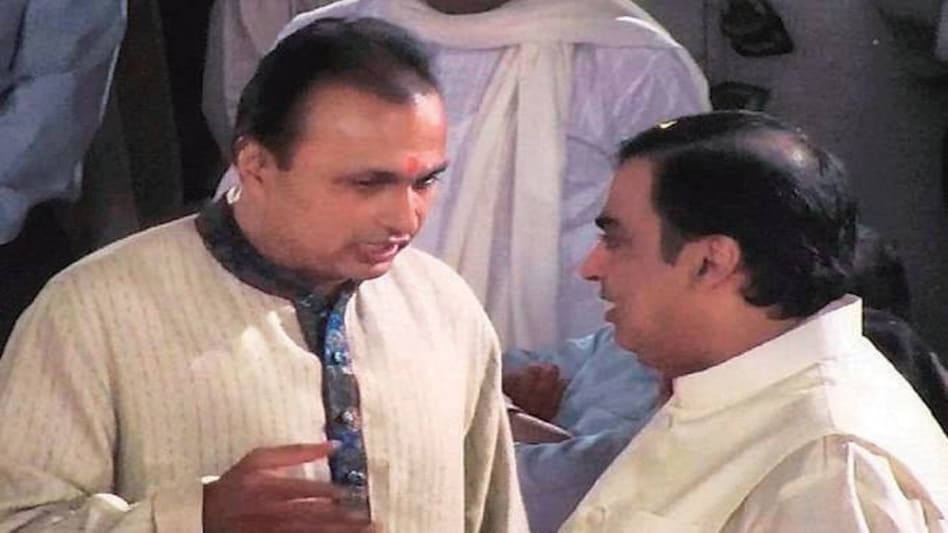 Billionaire Mukesh Ambani paid the dues of his brother Anil Ambani's firm Billionaire Mukesh Ambani paid the dues of his brother Anil Ambani's firm