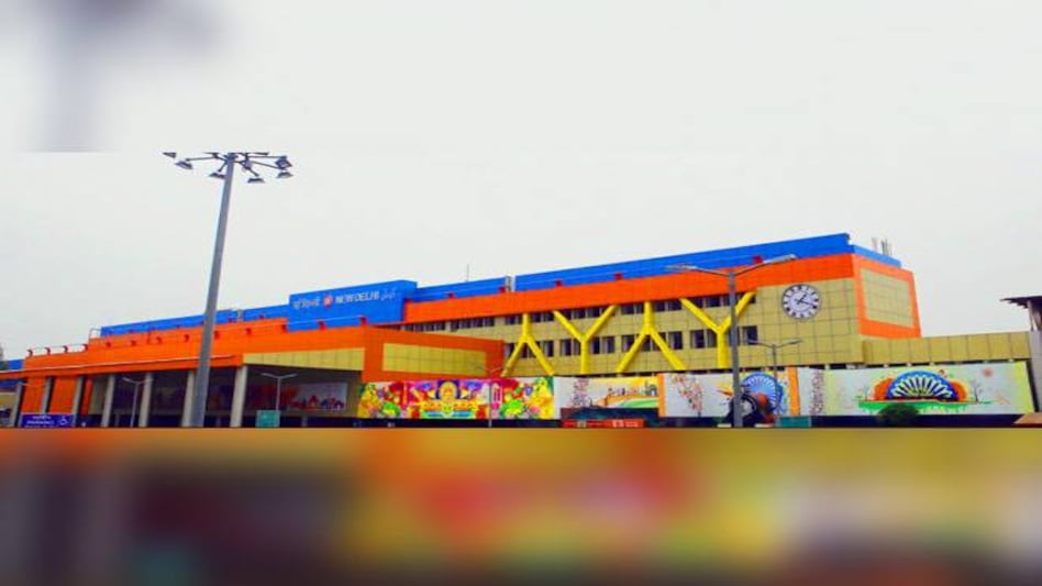 Indian Railways has redesigned the NDLS with attractive paintings and colorful patterns. Indian Railways has redesigned the NDLS with attractive paintings and colorful patterns.