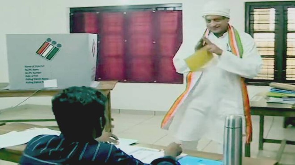 Lok Sabha election 2019 Phase 3 voting: Senior Congress leader Shashi Tharoor casts his vote at a polling booth in Thiruvananthapuram. (Photo:ANI) Lok Sabha election 2019 Phase 3 voting: Senior Congress leader Shashi Tharoor casts his vote at a polling booth in Thiruvananthapuram. (Photo:ANI)