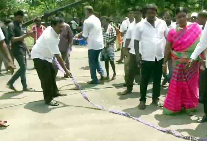 Lok Sabha Result 2019: DMK supporters start celebrations in Chennai, party leads on 22 seats