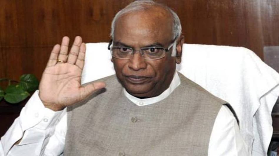 Lok Sabha Election 2019: Will PM hang himself if Congress gets more than 40 seats, asks Mallikarjun Kharge Lok Sabha Election 2019: Will PM hang himself if Congress gets more than 40 seats, asks Mallikarjun Kharge